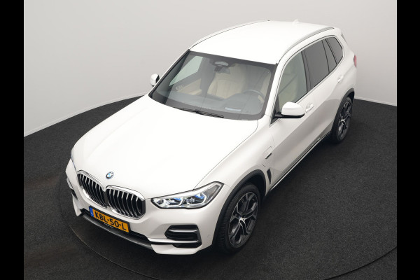 BMW X5 xDrive45e X Line PHEV 395pk Dealer O.H. | Trekhaak Af Fabriek | Luchtvering | Adaptive Cruise | Head Up | 360 Camera | Adaptief Onderstel | Laser LED | Lederen Sportstoelen Memory & Verwarmd | Sfeerverlichting | Keyless | Plug In H
