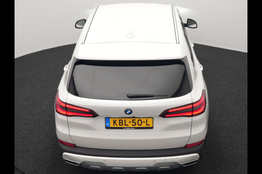 BMW X5 xDrive45e X Line PHEV 395pk Dealer O.H. | Trekhaak Af Fabriek | Luchtvering | Adaptive Cruise | Head Up | 360 Camera | Adaptief Onderstel | Laser LED | Lederen Sportstoelen Memory & Verwarmd | Sfeerverlichting | Keyless | Plug In H