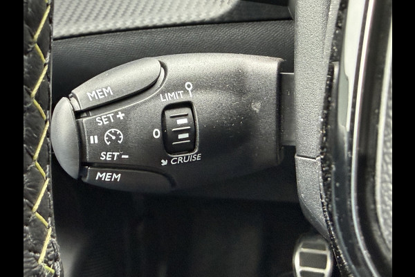 Peugeot 208 100pk GT (Camera - Keyless Entry - LED - Navigatie Automatische Airco - Draadloos laden - Apple Carplay - 3D Cockpit)