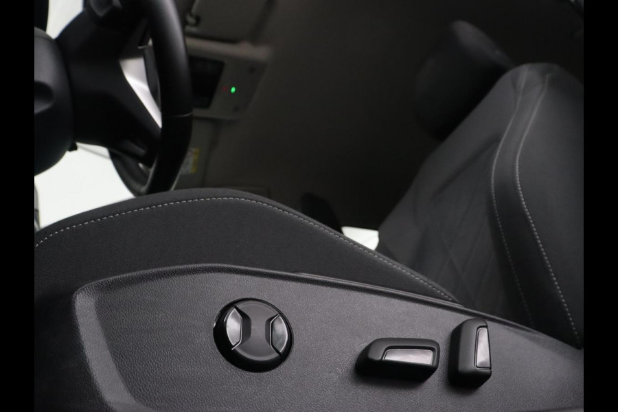 Volkswagen Golf 1.0 eTSI Life Business | Stoelverwarming | Massage | Carplay | Adaptive cruise | Sfeerverlichting | Navigatie | Park Assist | Getint glas | Full LED