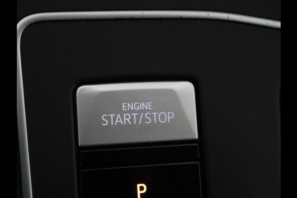 Volkswagen Golf 1.0 eTSI Life Business | Stoelverwarming | Massage | Carplay | Adaptive cruise | Sfeerverlichting | Navigatie | Park Assist | Getint glas | Full LED