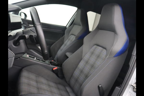 Volkswagen Golf 1.4 eHybrid GTE | SOH 92,6% | Stoelverwarming | Trekhaak | Carplay | Adaptive cruise | 18'' | Sportstoelen | Navigatie | Sfeerverlichting | Climate control | Parkeerhulp | PHEV | Plug In