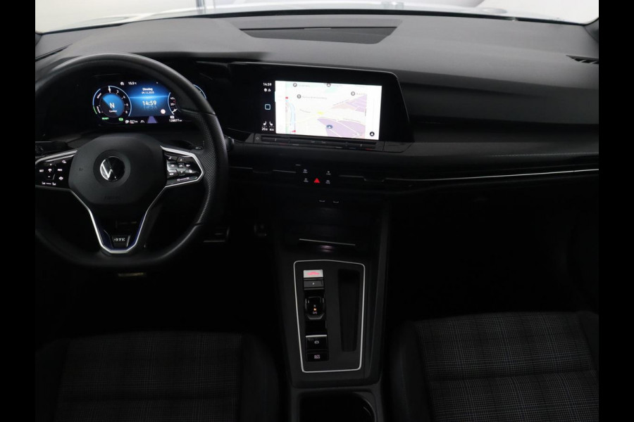 Volkswagen Golf 1.4 eHybrid GTE | SOH 92,6% | Stoelverwarming | Trekhaak | Carplay | Adaptive cruise | 18'' | Sportstoelen | Navigatie | Sfeerverlichting | Climate control | Parkeerhulp | PHEV | Plug In