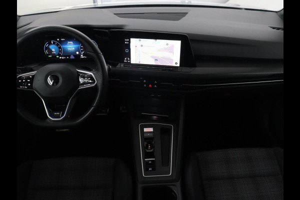 Volkswagen Golf 1.4 eHybrid GTE | SOH 92,6% | Stoelverwarming | Trekhaak | Carplay | Adaptive cruise | 18'' | Sportstoelen | Navigatie | Sfeerverlichting | Climate control | Parkeerhulp | PHEV | Plug In