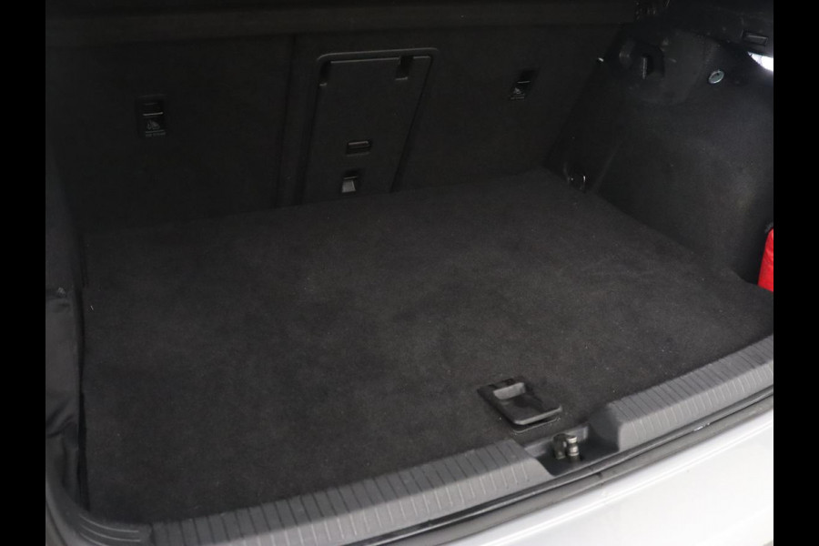 Volkswagen Golf 1.4 eHybrid GTE | SOH 92,6% | Stoelverwarming | Trekhaak | Carplay | Adaptive cruise | 18'' | Sportstoelen | Navigatie | Sfeerverlichting | Climate control | Parkeerhulp | PHEV | Plug In