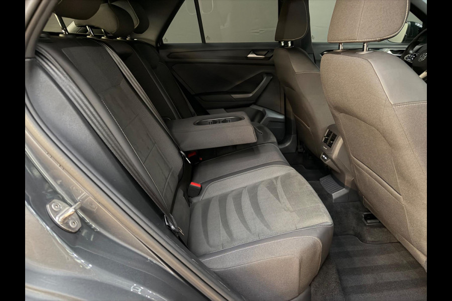 Volkswagen T-Roc 1.5 TSI R-Line - Pano - Trekhaak