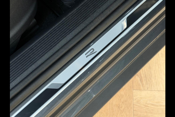 Volkswagen T-Roc 1.5 TSI R-Line - Pano - Trekhaak