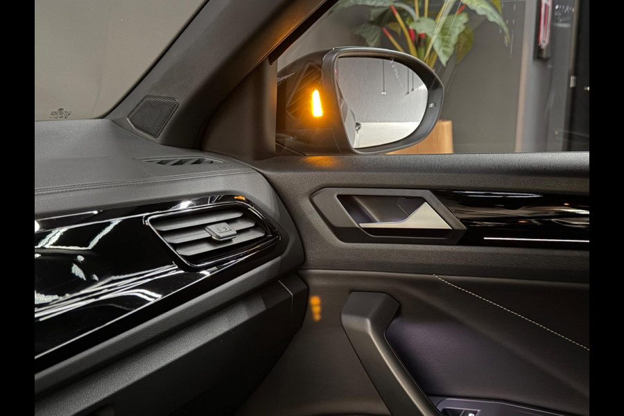 Volkswagen T-Roc 1.5 TSI R-Line - Pano - Trekhaak