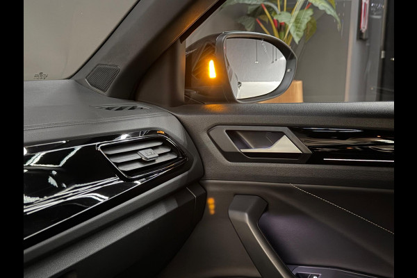 Volkswagen T-Roc 1.5 TSI R-Line - Pano - Trekhaak