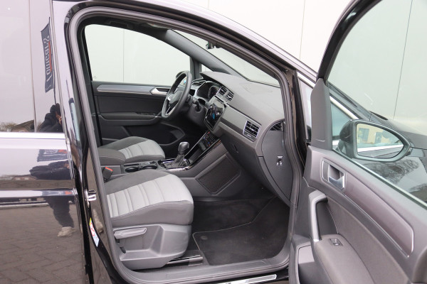 Volkswagen Touran 1.5 TSI 150PK Automaat R-Line 7pers./Pano-dak/Navigatie/Camera/Elektr.-klep/Stoelverwarming