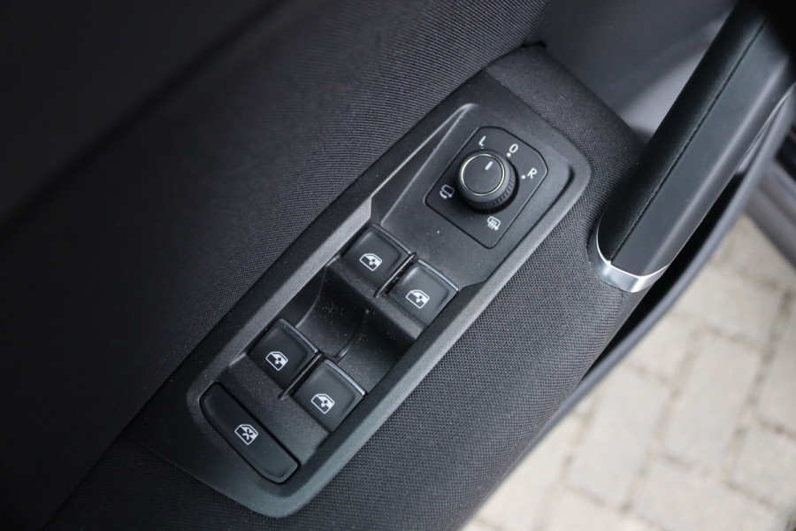 Volkswagen Touran 1.5 TSI 150PK Automaat R-Line 7pers./Pano-dak/Navigatie/Camera/Elektr.-klep/Stoelverwarming