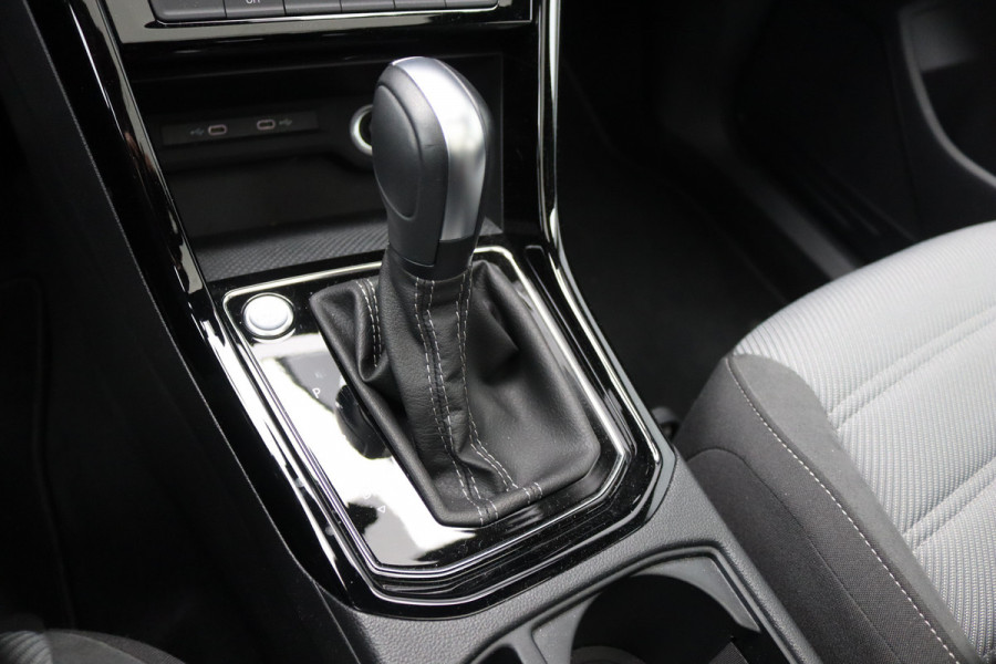 Volkswagen Touran 1.5 TSI 150PK Automaat R-Line 7pers./Pano-dak/Navigatie/Camera/Elektr.-klep/Stoelverwarming