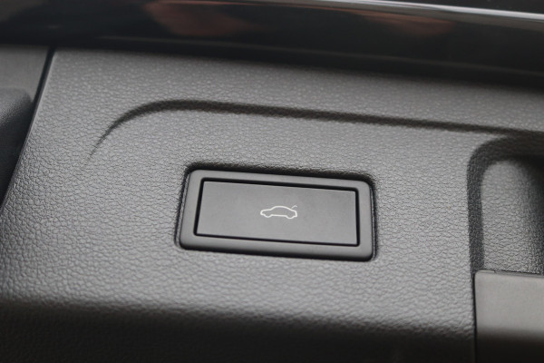Volkswagen Touran 1.5 TSI 150PK Automaat R-Line 7pers./Pano-dak/Navigatie/Camera/Elektr.-klep/Stoelverwarming