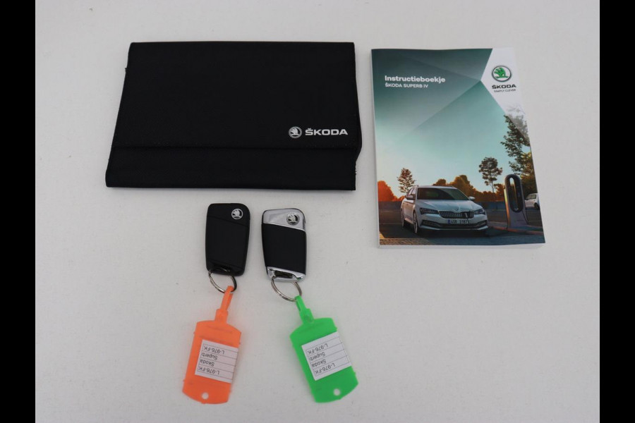 Škoda Superb 1.4 TSI iV Sportline | 360 Camera | Adaptive cruise | Trekhaak | Achterbankverwarming | Canton Sound | Matrix LED | Alcantara | Stoelverwarming | Carplay | Navigatie | PHEV | Plug In
