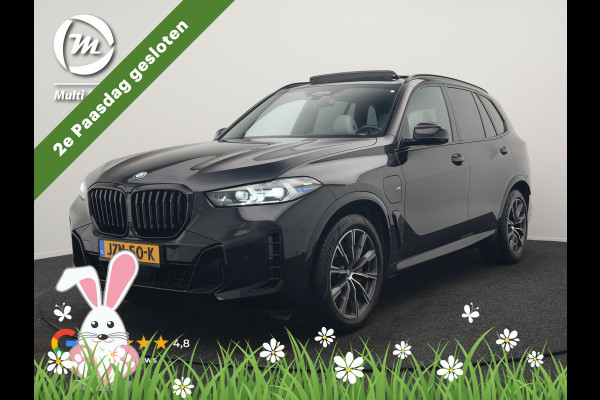 BMW X5 xDrive50e M Sport PHEV 490pk Dealer O.H. | Panodak | Luchtvering | Adaptive Cruise | Head Up | 360 Camera | Harman / Kardon | Lederen Sportstoelen Memory & Verwarmd | Sfeerverlichting | Apple Carplay | Keyless | Blis | 20"L.M | Plug