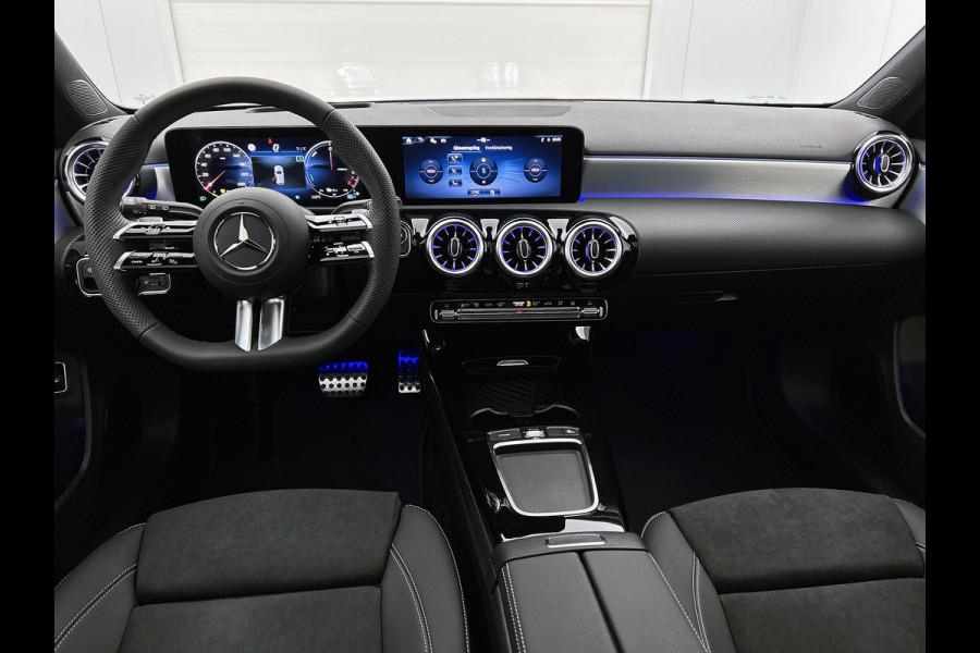 Mercedes-Benz A-Klasse 250 e Business Solution AMG | AMG Line Plus pakket | Trekhaak | 360° camera | Head-up display | Panoramaschuifdak | MULTIBEAM LED | Smartphone-integratie | 19 inch AMG velgen |
