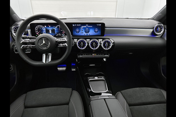 Mercedes-Benz A-Klasse 250 e Business Solution AMG | AMG Line Plus pakket | Trekhaak | 360° camera | Head-up display | Panoramaschuifdak | MULTIBEAM LED | Smartphone-integratie | 19 inch AMG velgen |