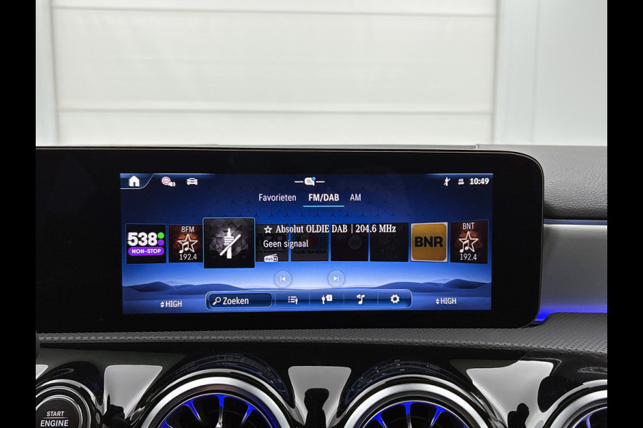 Mercedes-Benz A-Klasse 250 e Business Solution AMG | AMG Line Plus pakket | Trekhaak | 360° camera | Head-up display | Panoramaschuifdak | MULTIBEAM LED | Smartphone-integratie | 19 inch AMG velgen |