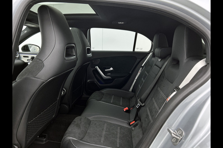 Mercedes-Benz A-Klasse 250 e Business Solution AMG | AMG Line Plus pakket | Trekhaak | 360° camera | Head-up display | Panoramaschuifdak | MULTIBEAM LED | Smartphone-integratie | 19 inch AMG velgen |
