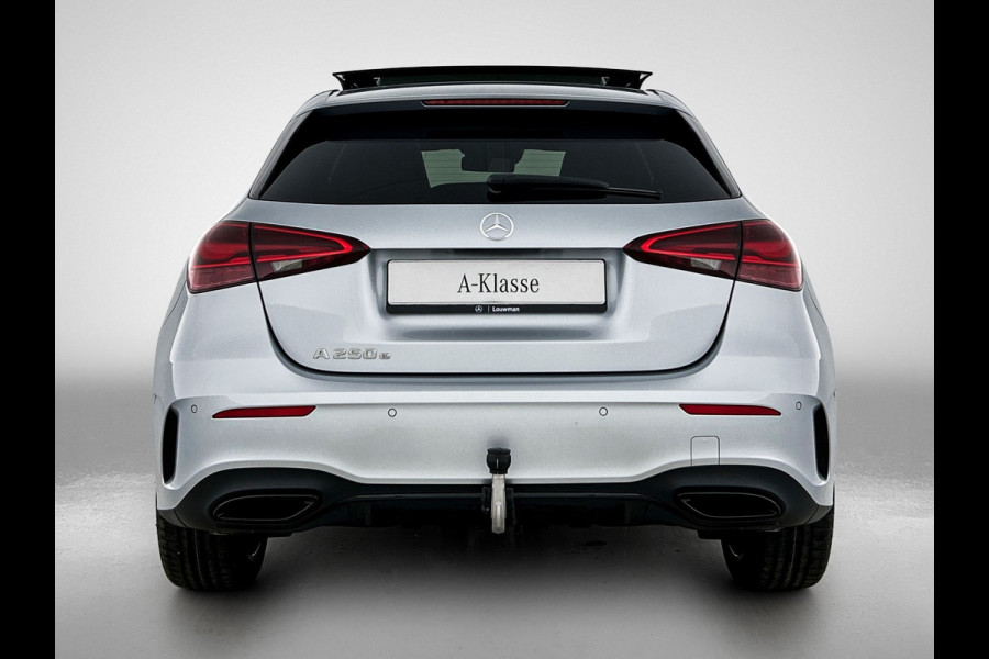 Mercedes-Benz A-Klasse 250 e Business Solution AMG | AMG Line Plus pakket | Trekhaak | 360° camera | Head-up display | Panoramaschuifdak | MULTIBEAM LED | Smartphone-integratie | 19 inch AMG velgen |