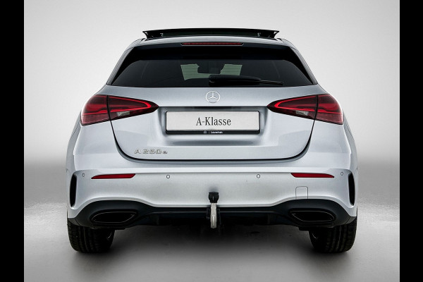 Mercedes-Benz A-Klasse 250 e Business Solution AMG | AMG Line Plus pakket | Trekhaak | 360° camera | Head-up display | Panoramaschuifdak | MULTIBEAM LED | Smartphone-integratie | 19 inch AMG velgen |
