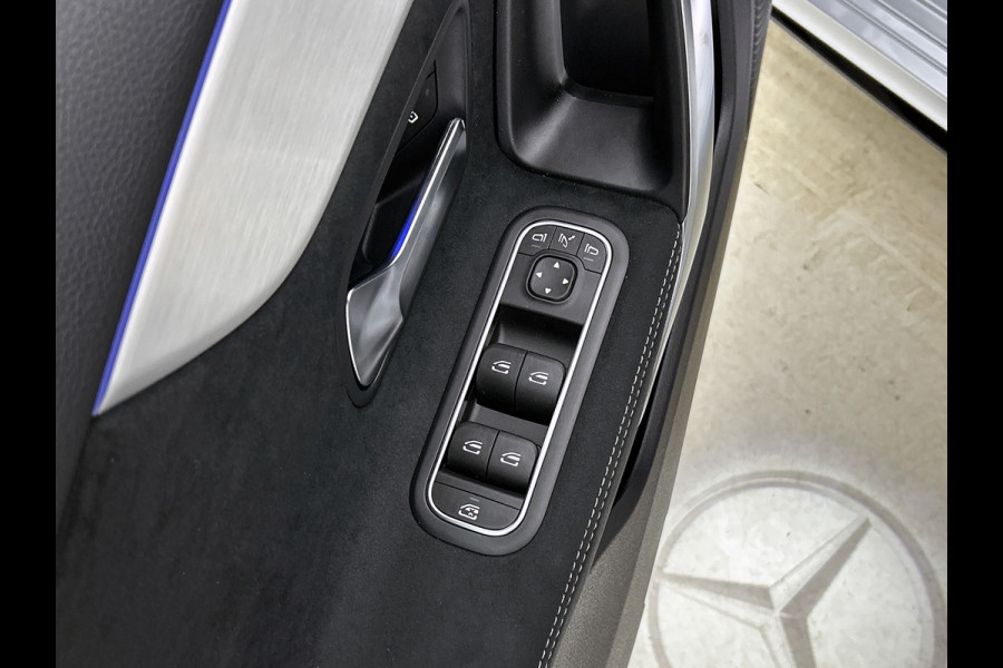 Mercedes-Benz A-Klasse 250 e Business Solution AMG | AMG Line Plus pakket | Trekhaak | 360° camera | Head-up display | Panoramaschuifdak | MULTIBEAM LED | Smartphone-integratie | 19 inch AMG velgen |