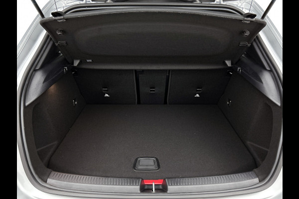 Mercedes-Benz A-Klasse 250 e Business Solution AMG | AMG Line Plus pakket | Trekhaak | 360° camera | Head-up display | Panoramaschuifdak | MULTIBEAM LED | Smartphone-integratie | 19 inch AMG velgen |