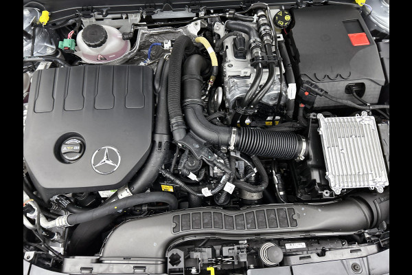Mercedes-Benz A-Klasse 250 e Business Solution AMG | AMG Line Plus pakket | Trekhaak | 360° camera | Head-up display | Panoramaschuifdak | MULTIBEAM LED | Smartphone-integratie | 19 inch AMG velgen |