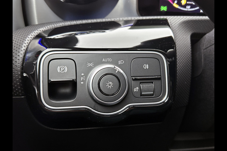 Mercedes-Benz A-Klasse 250 e Business Solution AMG | AMG Line Plus pakket | Trekhaak | 360° camera | Head-up display | Panoramaschuifdak | MULTIBEAM LED | Smartphone-integratie | 19 inch AMG velgen |