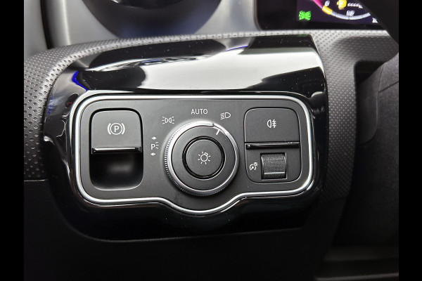 Mercedes-Benz A-Klasse 250 e Business Solution AMG | AMG Line Plus pakket | Trekhaak | 360° camera | Head-up display | Panoramaschuifdak | MULTIBEAM LED | Smartphone-integratie | 19 inch AMG velgen |