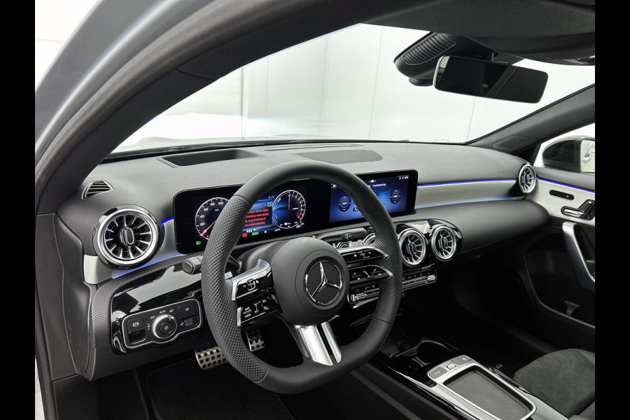 Mercedes-Benz A-Klasse 250 e Business Solution AMG | AMG Line Plus pakket | Trekhaak | 360° camera | Head-up display | Panoramaschuifdak | MULTIBEAM LED | Smartphone-integratie | 19 inch AMG velgen |