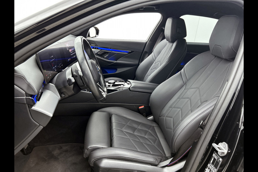 BMW i5 EDrive40 84 kWh M-sport(NL-auto, Harman/Kardon, SfeerV, Stoel V+ K, 360 Camera, Lane Assit, Active Cruise, Etc)