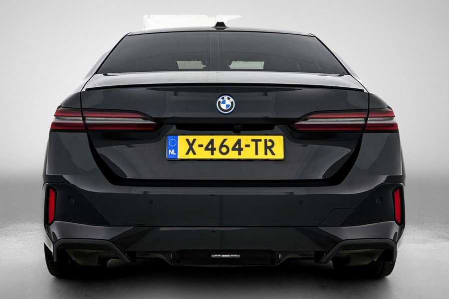 BMW i5 EDrive40 84 kWh M-sport(NL-auto, Harman/Kardon, SfeerV, Stoel V+ K, 360 Camera, Lane Assit, Active Cruise, Etc)