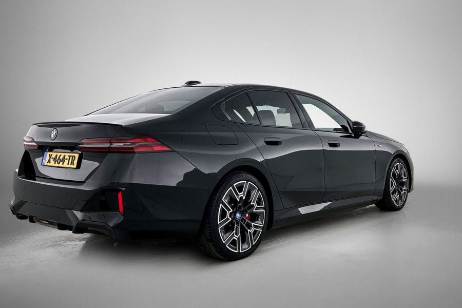 BMW i5 EDrive40 84 kWh M-sport(NL-auto, Harman/Kardon, SfeerV, Stoel V+ K, 360 Camera, Lane Assit, Active Cruise, Etc)