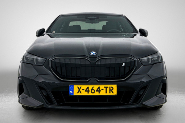 BMW i5 EDrive40 84 kWh M-sport(NL-auto, Harman/Kardon, SfeerV, Stoel V+ K, 360 Camera, Lane Assit, Active Cruise, Etc)