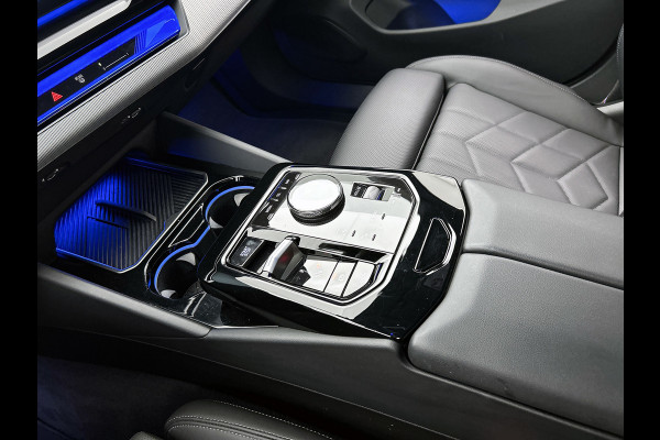 BMW i5 EDrive40 84 kWh M-sport(NL-auto, Harman/Kardon, SfeerV, Stoel V+ K, 360 Camera, Lane Assit, Active Cruise, Etc)