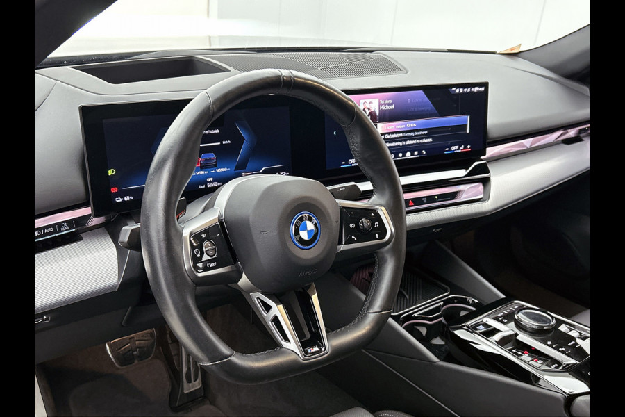 BMW i5 EDrive40 84 kWh M-sport(NL-auto, Harman/Kardon, SfeerV, Stoel V+ K, 360 Camera, Lane Assit, Active Cruise, Etc)