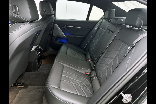 BMW i5 EDrive40 84 kWh M-sport(NL-auto, Harman/Kardon, SfeerV, Stoel V+ K, 360 Camera, Lane Assit, Active Cruise, Etc)