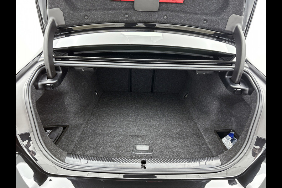 BMW i5 EDrive40 84 kWh M-sport(NL-auto, Harman/Kardon, SfeerV, Stoel V+ K, 360 Camera, Lane Assit, Active Cruise, Etc)