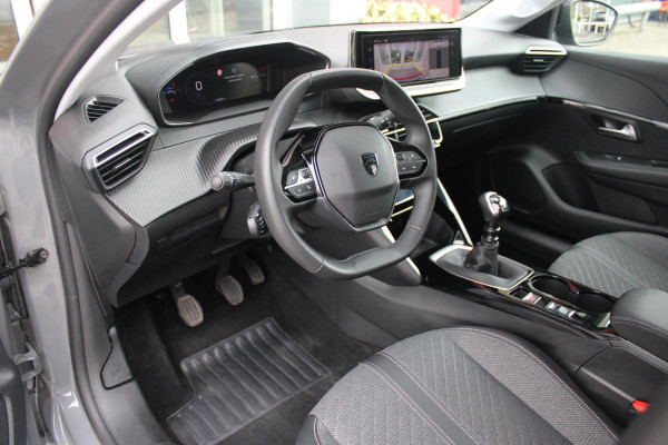 Peugeot 208 1.2 100PK ALLURE | CAMERA VOOR + ACHTER | PARKEERSENSOREN VOOR + ACHTER | DRAADLOZE APPLE CARPLAY/ANDROID AUTO | NAVIGATIE | DODEHOEK DETECTIE | CRUISE CONTROL | DAB+ RADIO | CLIMATE CONTROL | LED KOPLAMPEN |