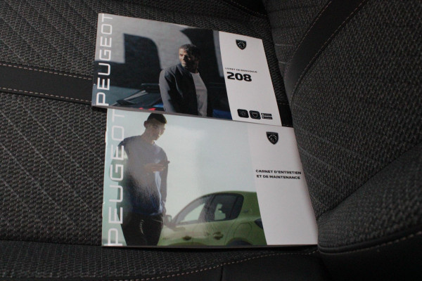 Peugeot 208 1.2 100PK ALLURE | CAMERA VOOR + ACHTER | PARKEERSENSOREN VOOR + ACHTER | DRAADLOZE APPLE CARPLAY/ANDROID AUTO | NAVIGATIE | DODEHOEK DETECTIE | CRUISE CONTROL | DAB+ RADIO | CLIMATE CONTROL | LED KOPLAMPEN |