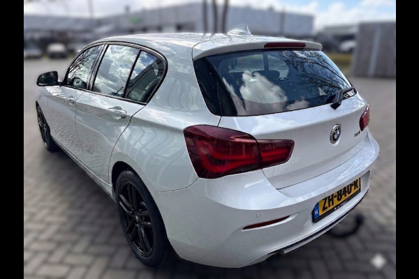 BMW 1-serie 118i Sport Line Edition | Stoelverwarming | Cruise Control | Parkeersensoren | Navigatie | Groot Scherm | Digitale Tellers | Automaat | Keyless | Trekhaak | LED