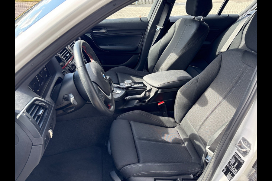 BMW 1-serie 118i Sport Line Edition | Stoelverwarming | Cruise Control | Parkeersensoren | Navigatie | Groot Scherm | Digitale Tellers | Automaat | Keyless | Trekhaak | LED