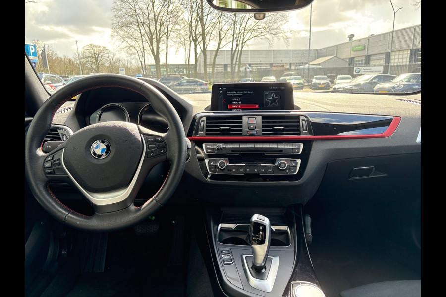 BMW 1-serie 118i Sport Line Edition | Stoelverwarming | Cruise Control | Parkeersensoren | Navigatie | Groot Scherm | Digitale Tellers | Automaat | Keyless | Trekhaak | LED