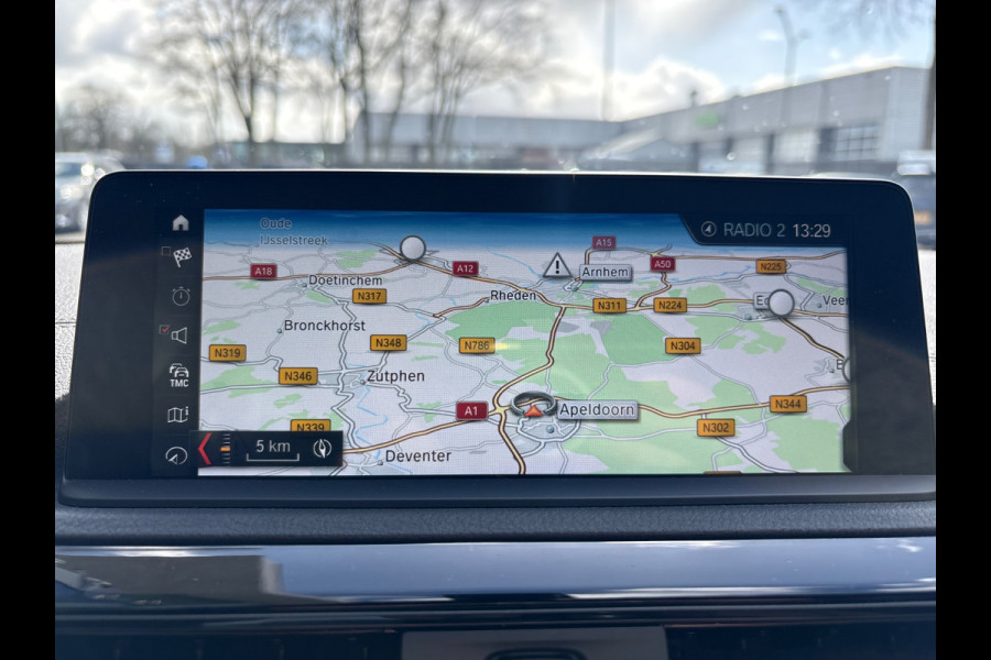 BMW 1-serie 118i Sport Line Edition | Stoelverwarming | Cruise Control | Parkeersensoren | Navigatie | Groot Scherm | Digitale Tellers | Automaat | Keyless | Trekhaak | LED