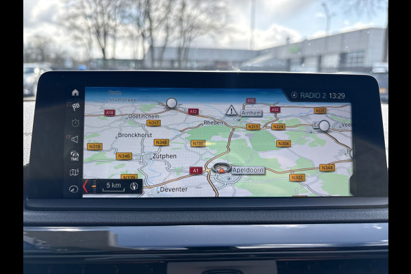 BMW 1-serie 118i Sport Line Edition | Stoelverwarming | Cruise Control | Parkeersensoren | Navigatie | Groot Scherm | Digitale Tellers | Automaat | Keyless | Trekhaak | LED