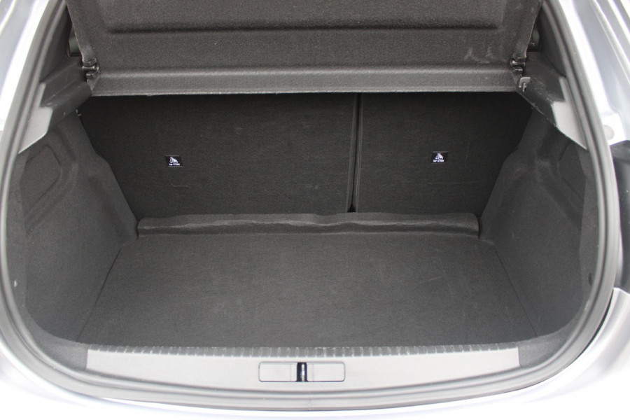 Peugeot 208 1.2 100PK ALLURE | CAMERA VOOR + ACHTER | PARKEERSENSOREN VOOR + ACHTER | DRAADLOZE APPLE CARPLAY/ANDROID AUTO | NAVIGATIE | DODEHOEK DETECTIE | CRUISE CONTROL | DAB+ RADIO | CLIMATE CONTROL | LED KOPLAMPEN |