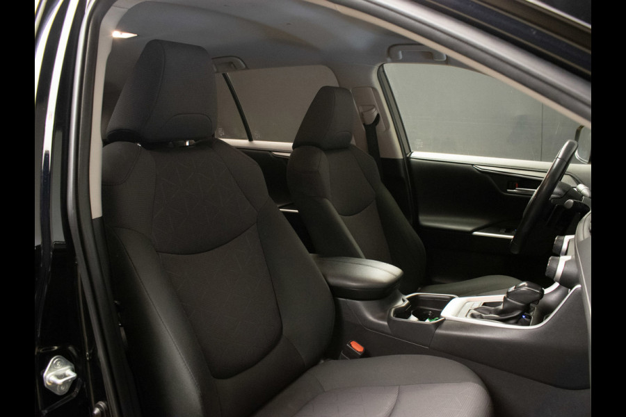 Toyota RAV4 2.5 Hybrid Sport (APPLE CARPLAY,NAVI,CAMERA,CLIMATE,CRUISE,GETINT,LED,SPORTSTOELEN,LM VELGEN,NETTE STAAT)