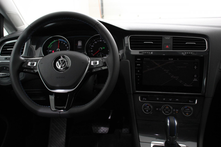 Volkswagen e-Golf | Navigatie | Climate Control Bluetooth | Cruise Control Adaptive | Lichtmetalen Velgen |