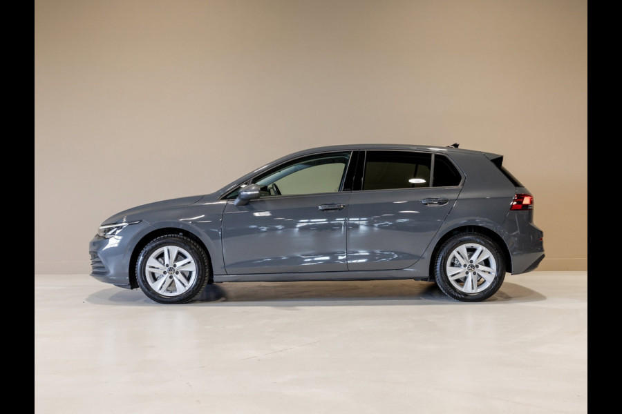 Volkswagen Golf 1.0 TSI Life / 110pk / Stoel en stuur verwarming / Achteruitrij camera / Navigatie /